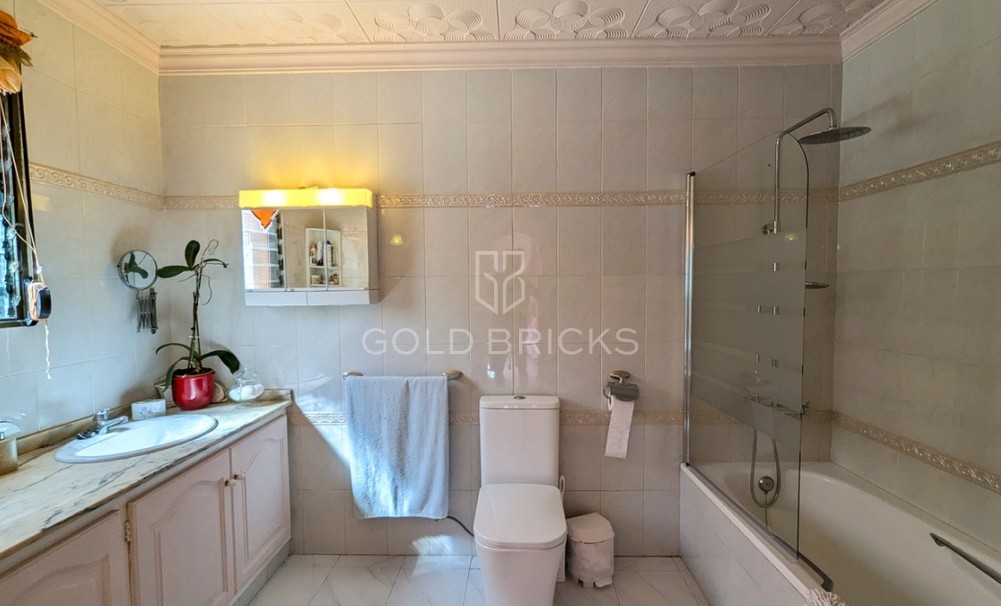 Wederverkoop ·  · Orba · Orba Centro