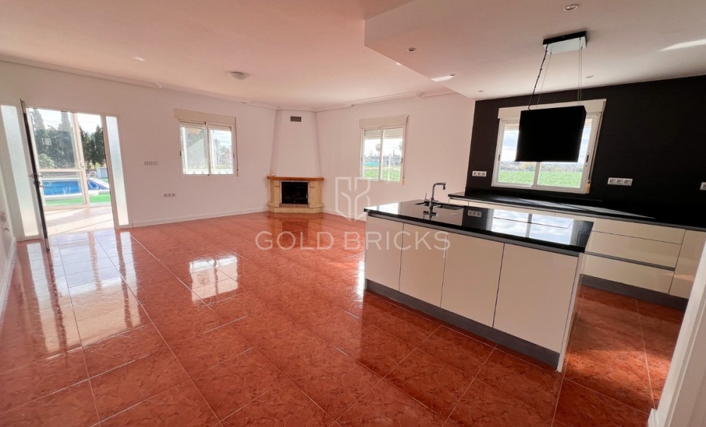 Wederverkoop ·  · Dolores · Dolores Centro